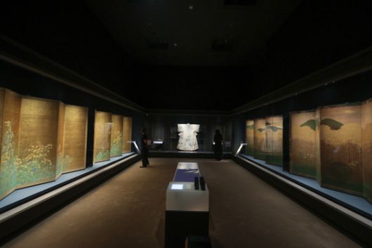 16일 서울 용산구 국립중앙박물관에서 열린 한일 국교 정상화 60주년 특별전 '일본미술, 네 가지 시선' 전 언론공개회에서 참석자들이 전시물을 살펴보고 있다. 연합뉴스