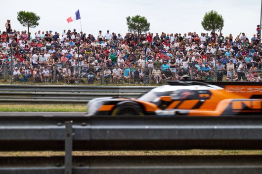 지난 14일(현지시간) 프랑스 르망 라 사르트 서킷에서 열린 글로벌 자동차 경주 대회 '르망24'에 참가한 제네시스 마그마 레이싱팀(GMR)의 차량이 주행하는 모습. 사진 현대차그룹