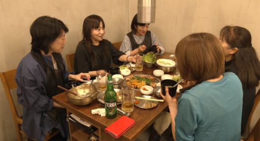 한국식당에서 일본인 손님들이 미나리와 삼겹살을 함께 즐기고 있다. 정원석 기자