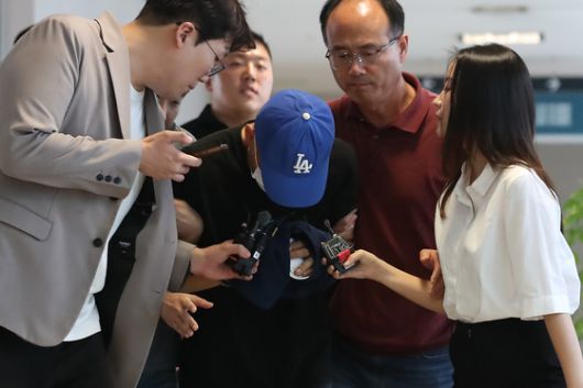 대구 달서구의 한 아파트에 침입해 스토킹하던 50대 여성을 흉기로 살해하고 도주한 혐의를 받는 피의자 A씨가 16일 오후 구속 전 피의자 심문(영장실질심사)을 받기 위해 대구지방법원 서부지원에 들어서고 있다. 뉴스1