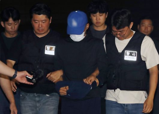 여성 살해범 A씨가 세종시에서 검거돼 지난 15일 오전 대구성서경찰서로 압송되고 있다 뉴스1