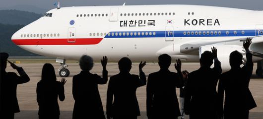 위성락 대통령실 국가안보실장이 16일 오후 경기도 성남 서울공항에서 캐나다에서 열리는 주요7개국(G7) 정상회의 참석차 출국하는 이재명 대통령과 동행을 위해 1호기로 향하고 있다.  역대 대통령 가운데 가장 빠른 취임 12일 만의 첫 해외 방문에 나서는 이 대통령은 의장국인 캐나다의 공식 초청에 따라 옵서버(참관국) 자격으로 G7 확대회의에 참석한다. 뉴스1