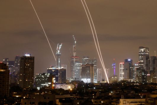 16일(현지시간) 이란의 미사일이 이스라엘 도시 텔아비브 상공에서 이스라엘의 방공 시스템에 의해 격추되고 있다. AFP=연합뉴스