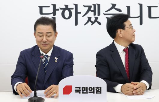 김병기 더불어민주당 대표 직무대행 겸 원내대표가 17일 오후 서울 여의도 국회에서 송언석 국민의힘 원내대표를 예방하며 악수하고 있다. 뉴스1