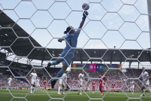 오클랜드 시티 골키퍼 트레이시가 슛을 막아내고 있다. [AP=연합뉴스]