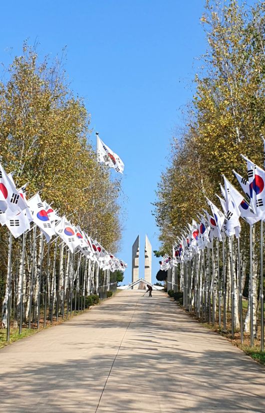 백마고지 전적기념관에 이르는 진입로. [사진 김정탁]