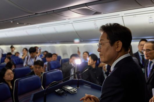 주요 7개국(G7) 정상회의 참석을 위해 출국한 이재명 대통령이 16일(현지시각) 캐나다 앨버타주 캘거리로 향하는 공군 1호기에서 기자간담회를 하고 있다. 연합뉴스