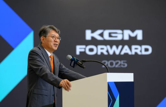곽재선 KG모빌리티 회장이 17일 경기 평택시 소재 KG모빌리티 본사에서 열린 'KGM FORWARD'에서 중장기 전략을 발표하고 있다. 연합뉴스