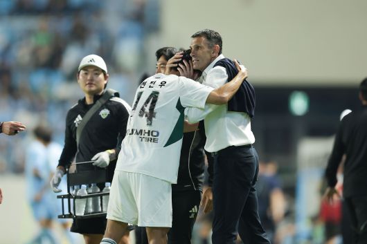 전진우를 안아주는 거스 포옛 전북 감독. [사진 프로축구연맹]