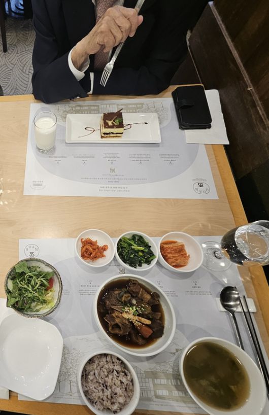 조 전 총장 점심 메뉴인 티라미수 케이크와 우유(위), 기자가 주문한 갈비찜(아래). 정세희 기자