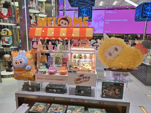 중국 베이징의 한 팝마트 매장에서 판매 중인 ‘라부부’ 캐릭터 상품. 이도성 특파원