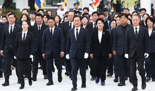 이재명 대통령이 더불어민주당 대표 시절인 지난 4월 3일 국회 본회의에서 박찬대 당시 원내대표와 대화하고 있다. 연합뉴스