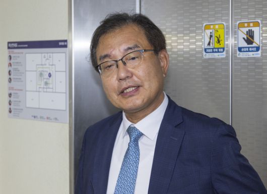 순직 해병 수사 방해 의혹 사건을 수사하는 이명현 특별검사가 17일 서울 서초구 자신의 사무실에 출근하다 취재진과 만나 인터뷰하고 있다. 연합뉴스