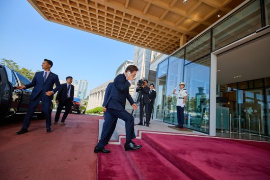 위성환 작가가 지난 5일 찍은 이재명 대통령이 용산구 대통령실 청사로 출근하고 있는 모습으로, 사진의 수평이 안 맞는 점이 특징이다. 사진 대통령실