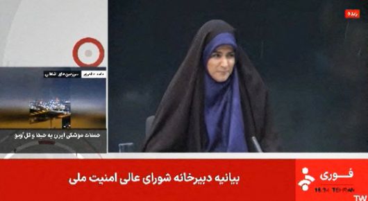 생방송 중 닥친 폭격에 대피하는 이란 국영방송 IRIB의 사하르 에마미 앵커. AP=연합뉴스