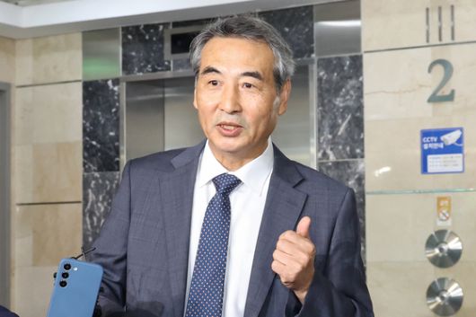 윤석열 전 대통령의 부인 김건희 여사 의혹 관련 사건을 맡은 민중기 특별검사가 17일 오전 서울 서초구 사무실로 출근하고 있다. 뉴스1