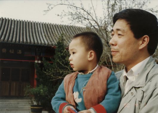16일(현지시간) 아버지의 날을 맞아 중국 보시라이 전 정치국위원 겸 충칭시 서기의 아들 보과과가 소셜미디어 X에 올린 사진. 보과과는 아버지의 낙마 후 13년간 자신감을 키웠다고 강조했다. 사진 X 캡처