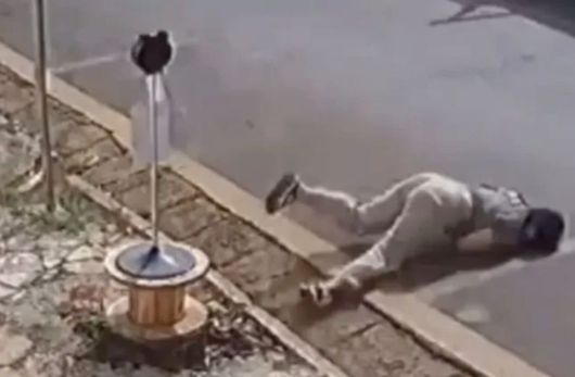 택시에서 아스팔트로 몸을 던져 빠져나온 여성. 사진 인터넷 캡처