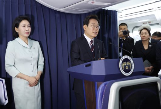 주요 7개국(G7) 정상회의에 참석하는 이재명 대통령이 16일(현지시간) 캐나다 앨버타주 캘거리국제공항에 도착해 김혜경 여사와 공군 1호기에서 내리고 있다. 연합뉴스