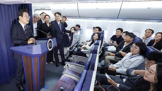 이재명 대통령이 16일(현지시간) 주요 7개국(G7) 정상회의 참석을 위해 캐나다 앨버타주 캘거리로 향하며 공군 1호기에서 기자간담회를 하기 위해 이동하고 있다. 대통령실사진기자단