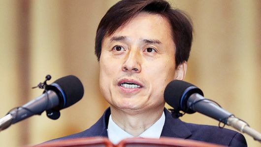 답변하는 민중기 특검   (서울=연합뉴스) 서명곤 기자 = 윤석열 전 대통령의 부인 김건희 여사 의혹을 수사할 민중기 특별검사가 16일 서울 서초구 사무실 앞에서 취재진의 질문에 답하고 있다.. 2025.6.16   seephoto@yna.co.kr (끝)  〈저작권자(c) 연합뉴스, 무단 전재-재배포, AI 학습 및 활용 금지〉