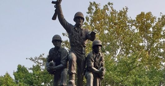 백마고지 전투의 ‘삼군신’이라 불리는 강승우 중위, 안영권 하사, 오규봉 하사의 동상. 이들은 배낭에 수류탄과 폭탄을 넣고 중공군 진지에 돌진해 산화했다. 이런 육탄전을 펼친 끝에 백마고지를 탈환했다. [사진 김정탁]