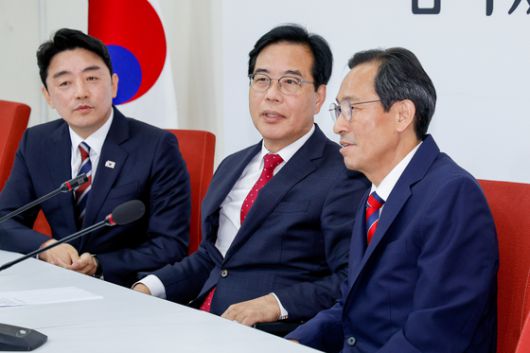 송언석 국민의힘 원내대표(가운데)가 17일 서울 여의도 국회에서 강훈식 대통령 비서실장(왼쪽), 우상호 정무수석을 접견하고 있다. 뉴스1