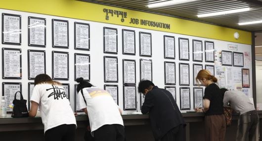 16일 서울 마포구 서부고용복지플러스센터 일자리정보 게시판에서 구직자들이 이력서를 작성하고 있다. 뉴시스