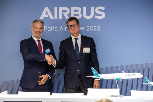 사우디아라비아 항공기 임대업체 아비리스 최고경영자 에드워드 오바이른(오른쪽)과 에어버스 최고상업책임자(CCO) 브누아 드 생텍쥐페리가 16일(현지시간) 프랑스 파리 근처 르부르제의 파리 르부르제 공항에서 열린 제55회 파리 에어쇼에서 항공기 구매 계약에 서명한 후 악수를 나누고 있다. EPA=연합뉴스
