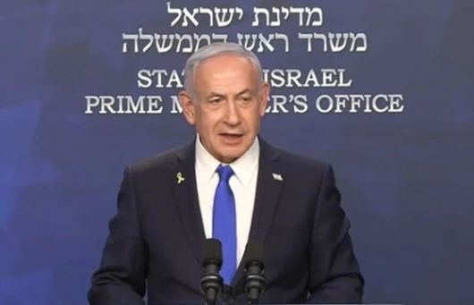 16일 이란 테헤란에서 이란 국영방송의 생방송 진행 도중, 이스라엘의 공격으로 폭발이 일어난 가운데 사하르 에마미 앵커의 모습이 흔들린 화면. AP=연합뉴스