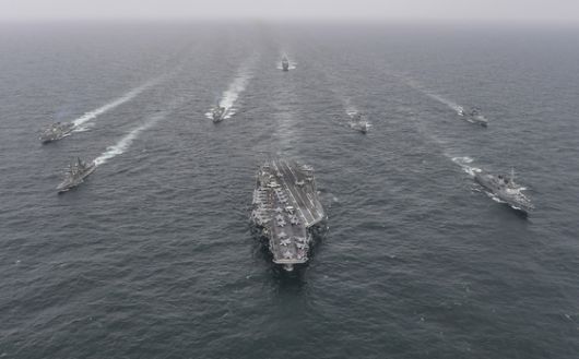 지난달 28일 남중국해에서 작전을 수행하고 있는 미 항공모함 USS 니미츠함(CVN 68). 니미츠함는 이스라엘과 이란이 전투를 벌이는 가운데 당초 계획했던 베트남을 떠나 중동을 향하고 있다. AFP=연합뉴스