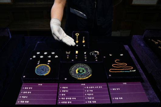국가유산청 국립문화유산연구원 국립부여문화유산연구소가 17일 공주 무령왕릉과 왕릉원 1~4호분의 재조사 성과를 발표했다. 사진은 공주 왕릉원 2호분 출토 장식귀걸이. 사진 국가유산청