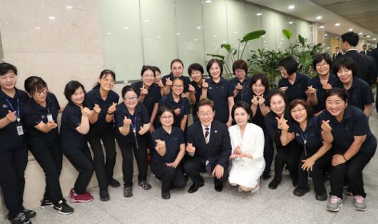 제21대 대통령 취임식이 열린 4일 서울 여의도 국회에서 이재명 대통령 내외가 청소 노동자들을 찾아가 기념 촬영을 하고 있다. 임현동 기자