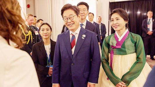 이재명 대통령이 16일(현지시간) 주요 7개국(G7) 정상회의 참석을 위해 캐나다 앨버타주 캘거리로 향하며 공군 1호기에서 김혜경 여사와 함께 기자간담회에 참석해 발언하고 있다. 김혜경 여사도 함께 했다. 연합뉴스