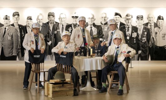 미 참전용사 제롬 골더(92·앞줄 오른쪽에서 두 번째)가 전시에 맞춰 방한했다. 지난 10일 75주년 기념전이 열리는 전시장에서 한국 참전용사들과 만났다. [사진 프로젝트 솔저]