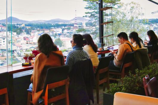 달랏은 베트남 커피 산업의 중심이자 카페 문화의 선두 지역이다. '라 비엣 커피'는 커피 문화를 이끌어가고 있는 명소다. 커피 농장부터 로스터리, 카페까지 운영한다.