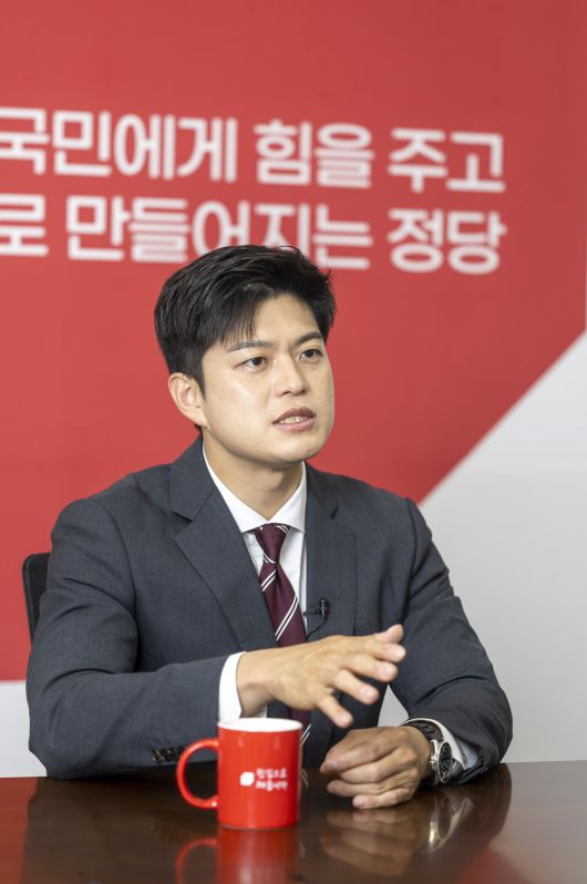 김용태 국민의힘 비상대책위원장은 지난 12일 서울 여의도 국회 본청 국민의힘 비대위원장실에서 “개혁의 어젠다를던졌고, 지금 당내 관성에 부딪히고 있지만, 그럼에도 불구하고를 외치면서 나아갈 수 있는 정치인으로 남고 싶다”고 했다. 김상선 기자