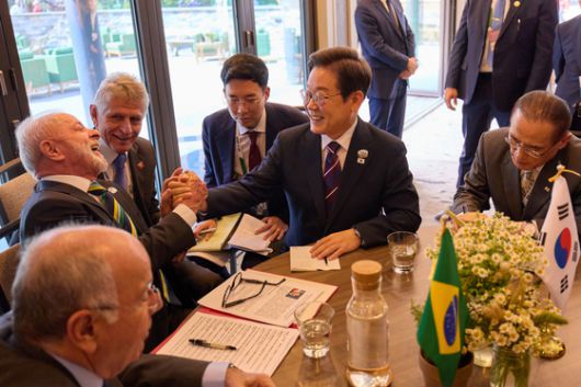 주요 7개국(G7) 정상회의 참석차 캐나다를 방문한 이재명 대통령이 16일(현지시간) 캘거리 한 호텔에서 열린 한-호주 정상회담에서 앤서니 앨버니지 호주 총리와 악수하고 있다. 뉴스1