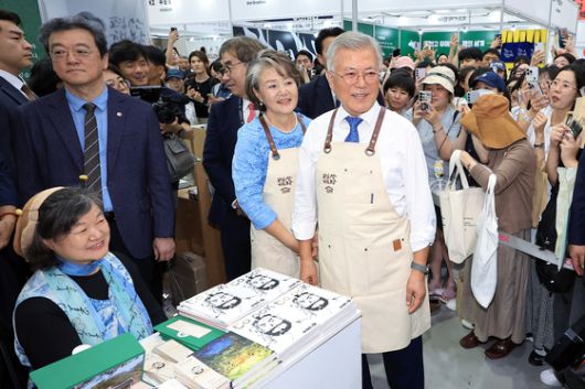 (서울=뉴스1) 박정호 기자 = 문재인 전 대통령과 김정숙 여사가 18일 오후 서울 강남구 삼성동 코엑스에서 열린 2025 서울국제도서전을 찾아 평산책방 부스에서 환하게 미소 짓고 있다. 2025.6.18/뉴스1