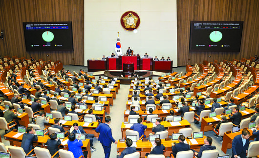 지난 5일 서울 여의도 국회에서 열린 제426회 국회(임시회) 제1차 본회의에서 김건희 특검법이 찬성 194표, 반대 3표, 기권 1표로 통과되고 있다. 뉴시스