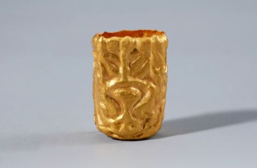 도깨비 문양을 띤 금제 장식칼 부속. [사진 국가유산청]