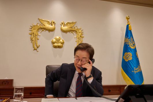 이재명 대통령이 지난 10일 서울 용산구 대통령실 청사 집무실에서 시진핑 중국 국가주석과 전화 통화를 하고 있다. 대통령실 제공