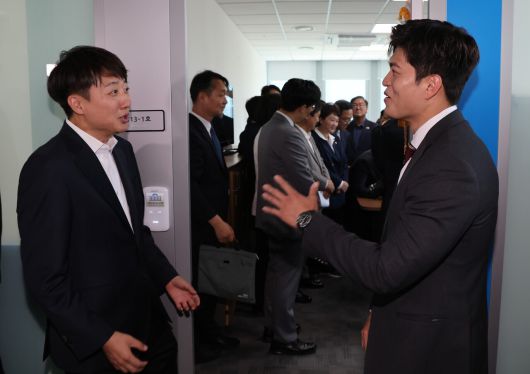 김용태 국민의힘 비상대책위원장과 이준석 개혁신당 의원이 12일 서울 여의도 국회 소통관에서 열린 한미의원연맹현판식에서 인사를 나누고 있다. [연합뉴스]