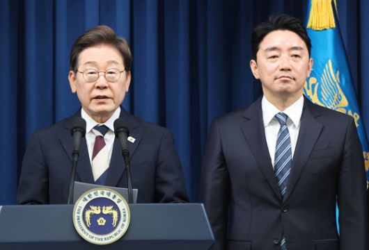 이재명 대통령이 4일 서울 용산 대통령실 청사에서 열린 인사브리핑에서 새 정부 첫 인사 발표를 하고 있다. 오른쪽은 강훈식 비서실장. 대통령실사진기자단