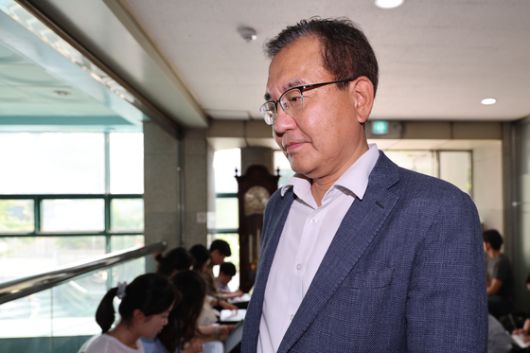 채상병 순직사건 외압 의혹을 수사하는 이명현 특별검사가 18일 서울 서초동 사무실로 출근하고 있다. 뉴시스