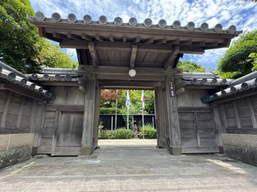 일본 가고시마현 미야마에 있는 심수관요. 대문 안쪽으로 태극기와 일장기를 나란히 내걸고 있다. 김현예 특파원
