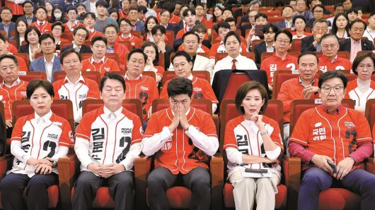 지난 3일 서울 여의도 국회 도서관에 마련된 국민의힘 개표 상황실에서 선거대책위원장들이 제21대 대통령 선거 방송 3사 출구조사 결과를 보고 있다. 앞줄 왼쪽부터 양향자, 안철수, 김용태, 나경원, 권성동. 임현동 기자