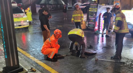 맨홀 안전조치 하는 소방대원. 사진 부산소방재난본부