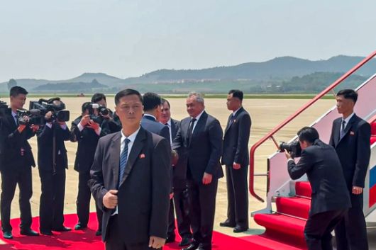 세르게이 쇼이구 러시아 국가안보 서기(가운데)가 17일 평양국제공항에 도착, 북한 당국자의 영접을 받고 있다. 쇼이구 서기는 2주 만에 다시 김정은 북한 국무위원장과 회담했다. [타스=연합뉴스]