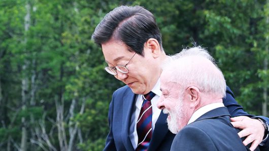 이재명 대통령과 루이스 이나시우 룰라 다시우바 브라질 대통령이 17일(현지시간) 캐나다 앨버타주 캐내내스키스 주요 7개국(G7) 정상회의장에서 한·브라질 정상회담을 하고 있다. 대통령실사진기자단